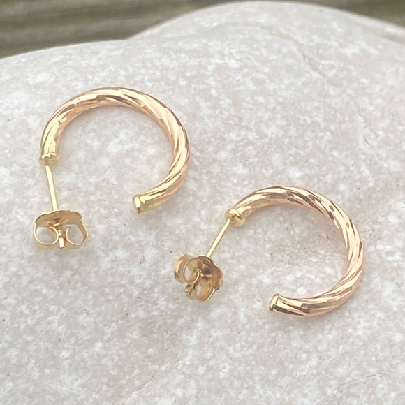 14k Gold half hoop earrings twist look design 1/2 inch - Picture 12 of 13